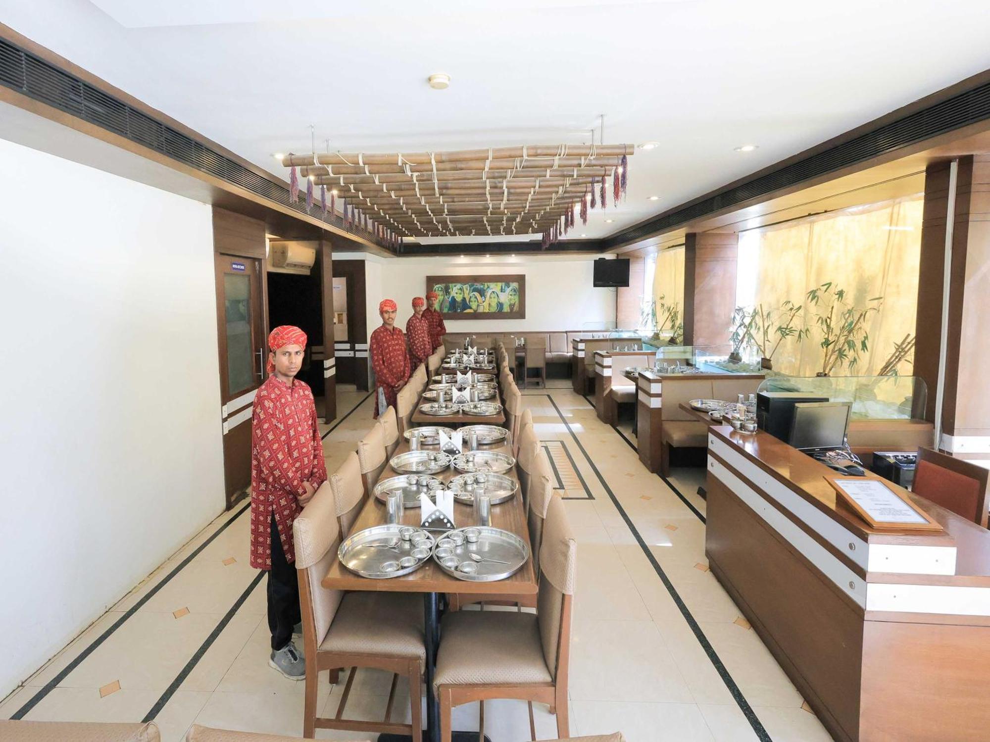 Hotel Surya Vadodara Exterior foto